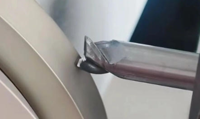 Apa sampeyan nggunakake pemotong panggilingan langsung metu saka kothak? Kok bisa dicekel mung setengah jam?